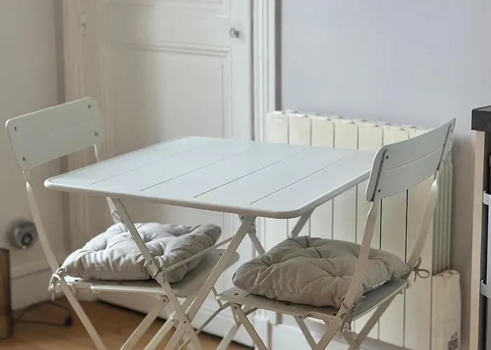 Charming In North Center Apartment *